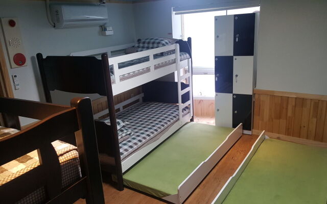 Dongbaekseom Guest House