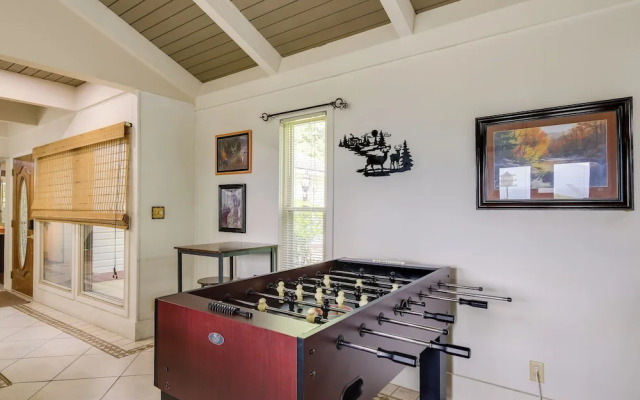 Deck & Stunning Mountain Views: Gatlinburg Home!