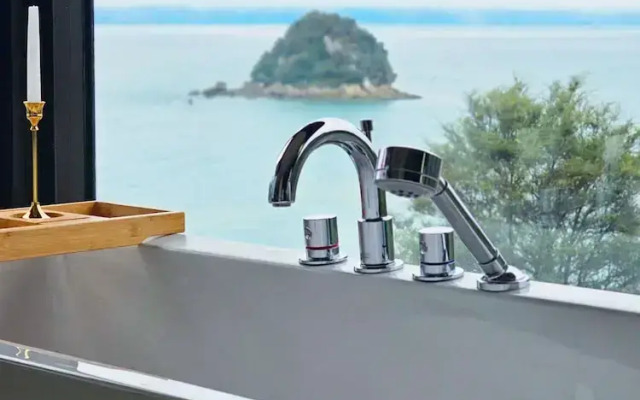 Oceanview Penthouse Suite & Beach Access