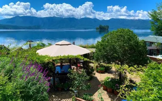 Lugu Lake Cloud - Sea Stacked Courtyard