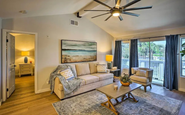 Cozy-chic Condo: Walk to Beach & Park!