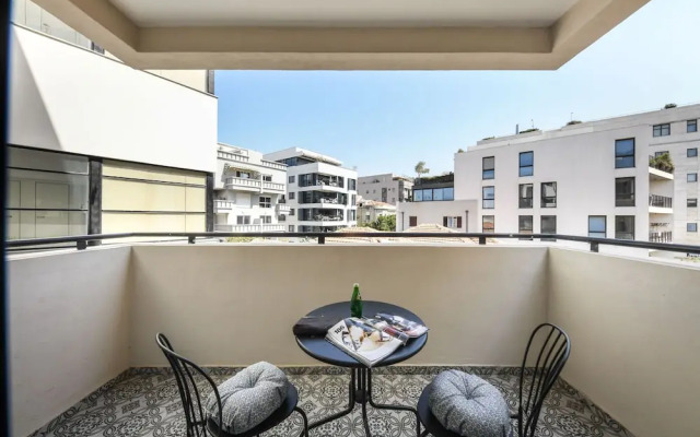 Stylish 2BD Bauhaus Apt w Balcony