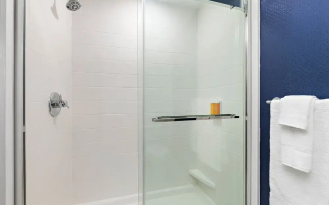 Holiday Inn Express Kansas City North Parkville An IHG Hotel