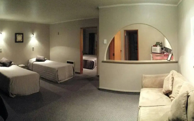 The Aquarius Motor Inn