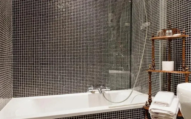 Hotel Diamonds and Pearls