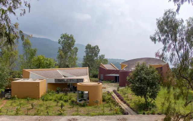 SaffronStays Solasta, Mulshi - Infinity Pool Villa with Mulshi DAM Views