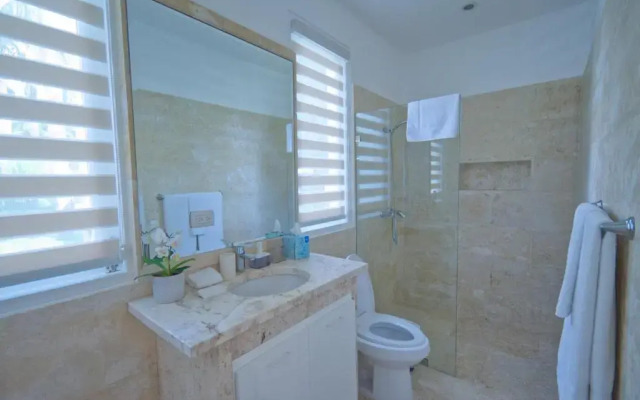 Fantastic 8-bedroom Golf-front Mansion Near the Beach