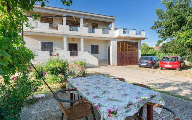 Quaint Apartment in Posedarje With Garden