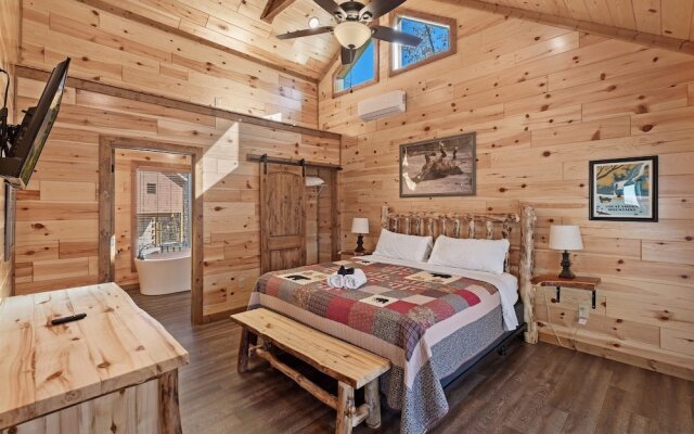 Smokey Treats 5 Bedroom Cabin by RedAwning