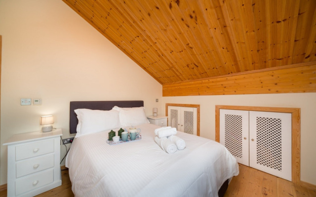 Lodge in Caldecott Hall With Private Hot Tub