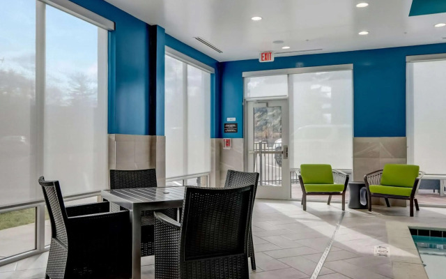 Hampton Inn & Suites Cincinnati Midtown Rookwood