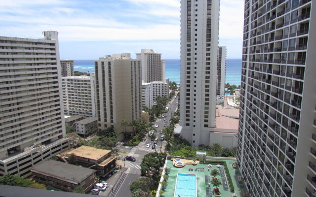 Waikiki Banyan - Walk to the Beach