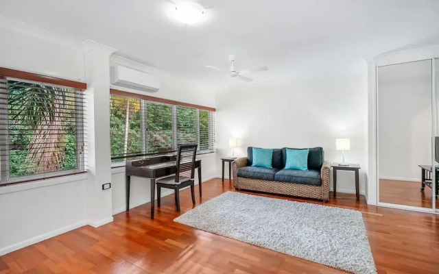 Poolside Apt in Alamanda Beachfront 77