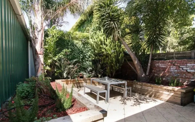Hunter · Close to Smith St Courtyard + Parking