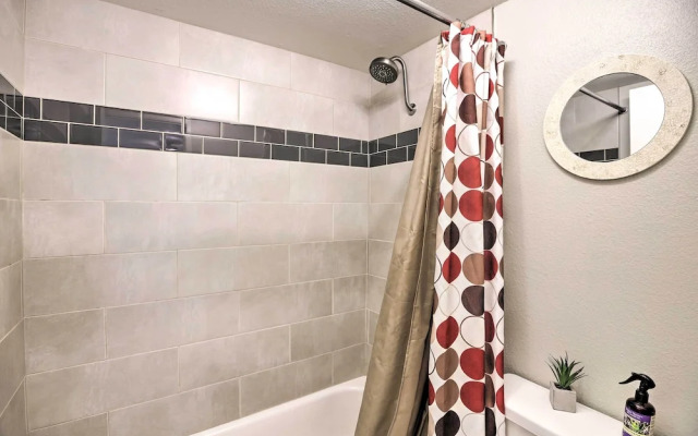 Sleek Phoenix Condo: Walk to Biltmore Fashion Park