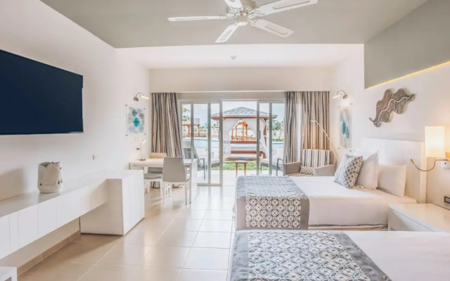 Gran Muthu Almirante Beach