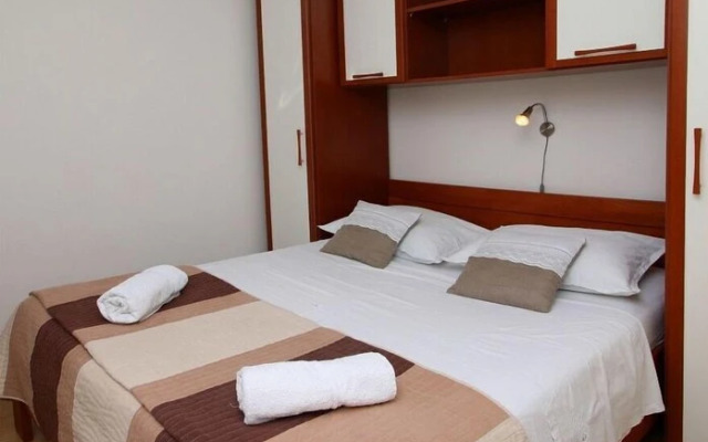 Elvi - Amazing Position & Parking - A3