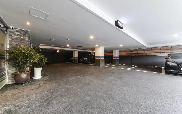 Gupo Station Almond Hotel