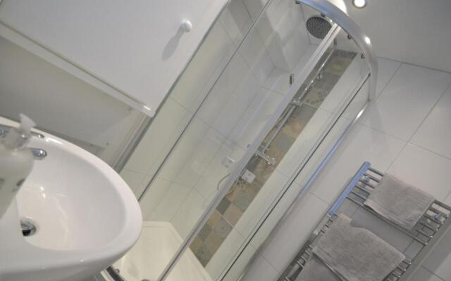 Charming 1 bed riverside apartment