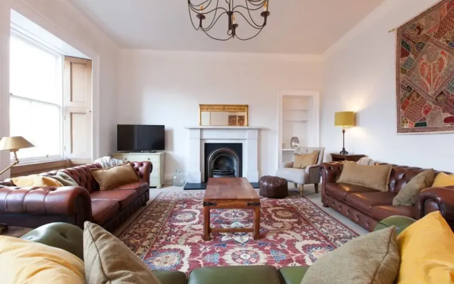 Traditional Luxury Apartment Sleeps 10 Guests