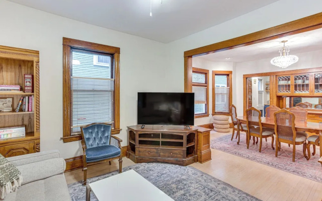 Uptown Minneapolis Home: Walk To Lakes!