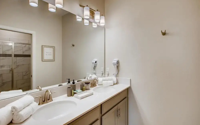 8908 CC - 6BR Luxury Home: Private Pool