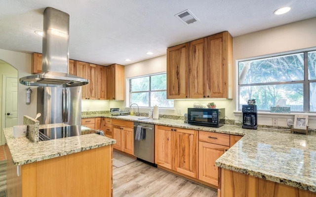 Walk to Beach: Galveston Getaway w/ Deck!
