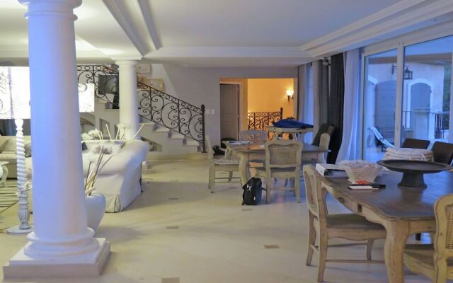 Plush Villa in Cavalaire-sur-Mer with Private Pool