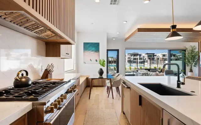 Modern Lagoon 7 Bedroom Home