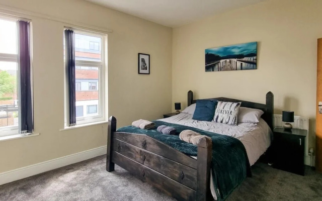 Rustic Ebony Suite With Free Parking