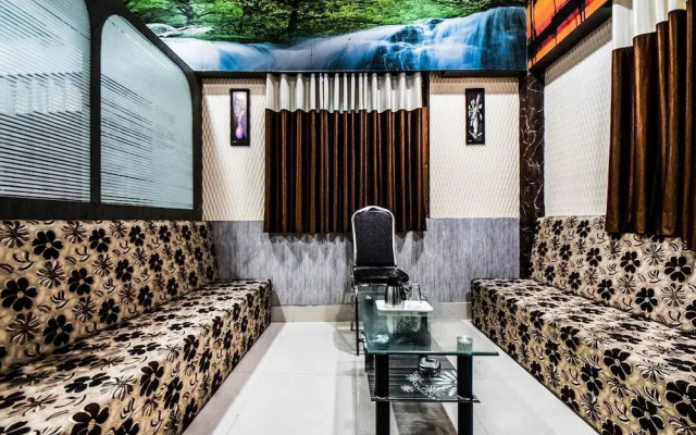 Oyo 28557 Hotel M V International