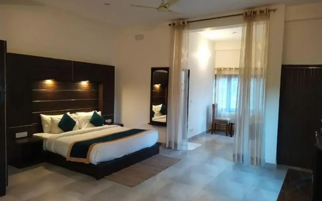 Hotel Holiday Highlights by Howard