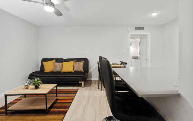 Modern 1BR Near UT Hyde Park Evonify