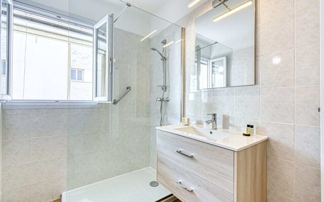 Sunny Apartment With Magnificent View of Plage du Midi Beach