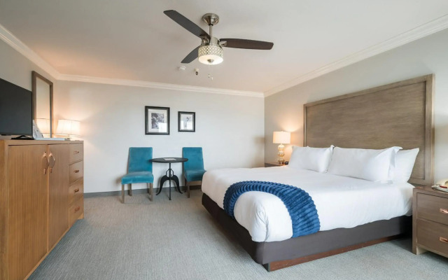 456 Embarcadero Inn & Suites