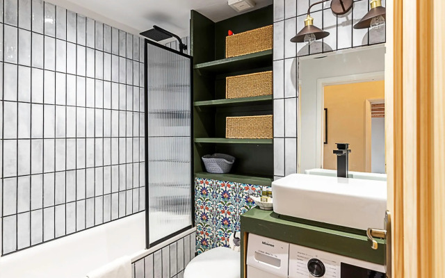 Beautiful Two Bedroom Abode Near Victoria