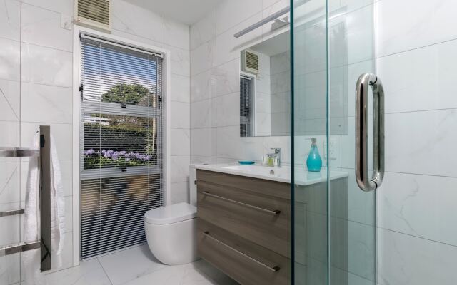 Super 2 bed flat in Remuera