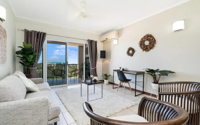 Huge CBD Top Floor Apartment with Breath Taking Views!