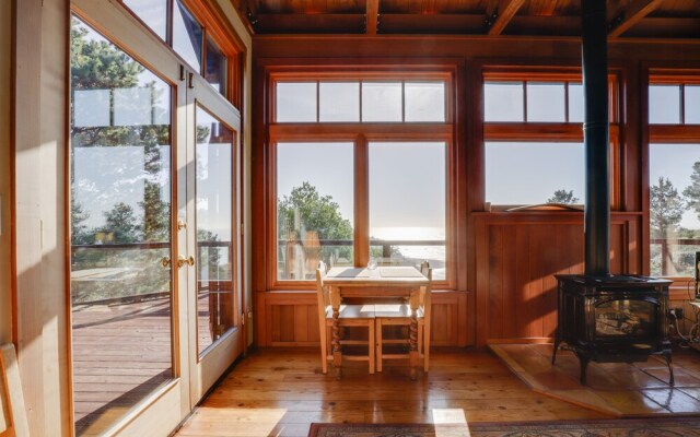 Romantic Ridgetop Escape w/ Hot Tub Near Mendocino