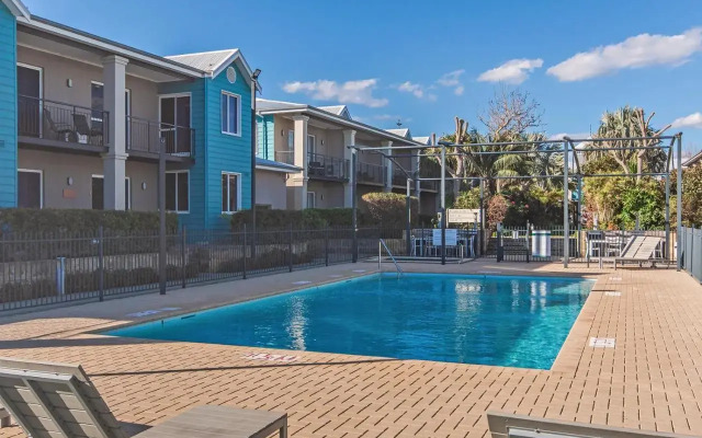 Waters Edge Apartment with Jetty