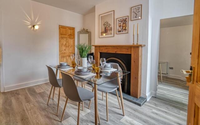 Stylish 2 Bedroom House with Patio
