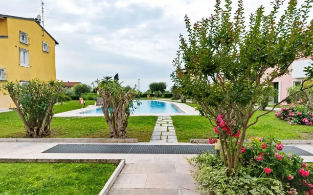 Vibrant Holiday Home in Lazise with Swimming Pool near Lake
