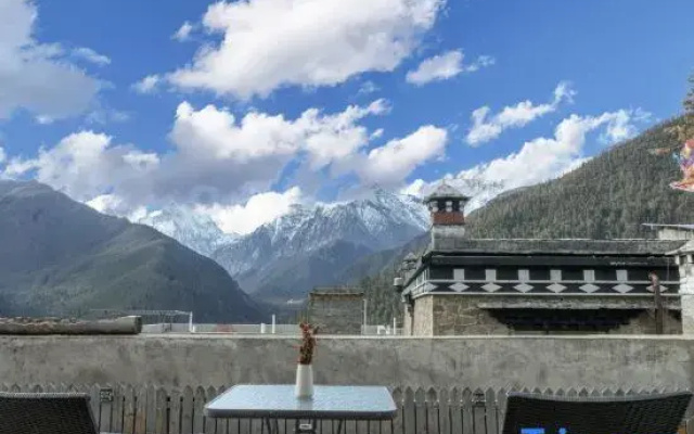 Yading Zhaxi Kongshu Tibetan Culture Theme Hotel