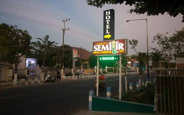 Semilir Hotel & Resto by Reddoorz Rooms