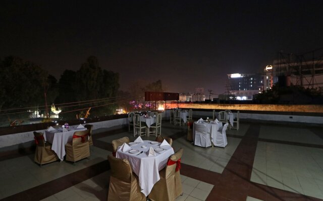 OYO 11647 Hotel Metro