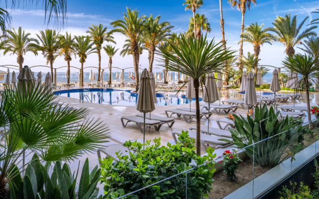 Caprici Beach Hotel & Spa