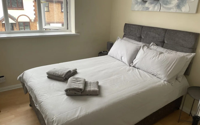 3-bed House in Stoke-on-trent Free Sky Free Wifi