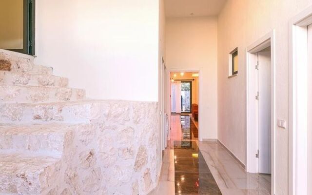 Villa Stone Heart