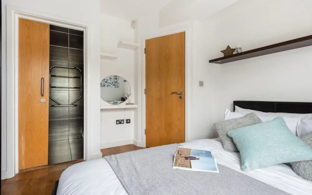 Platinum Apartment in Kensington 9941