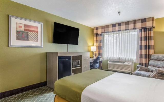 GuestHouse Inn & Suites Poulsbo